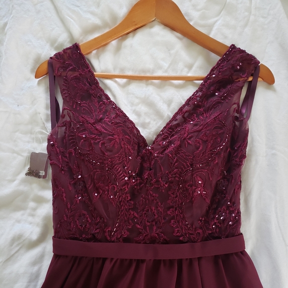 Burgundy Chiffon Beaded Slit Leg V-Neck Gown Dress - Picture 4 of 16